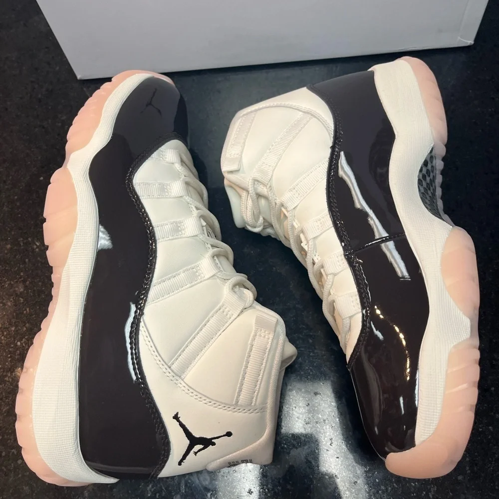 WOMEN'S AIR JORDAN 11 RETRO - 